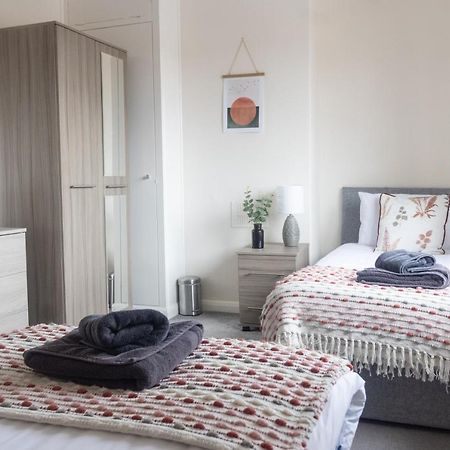 Апартаменты Adrian House, Near Hospital, Easy Parking + Garden Карлайл Экстерьер фото