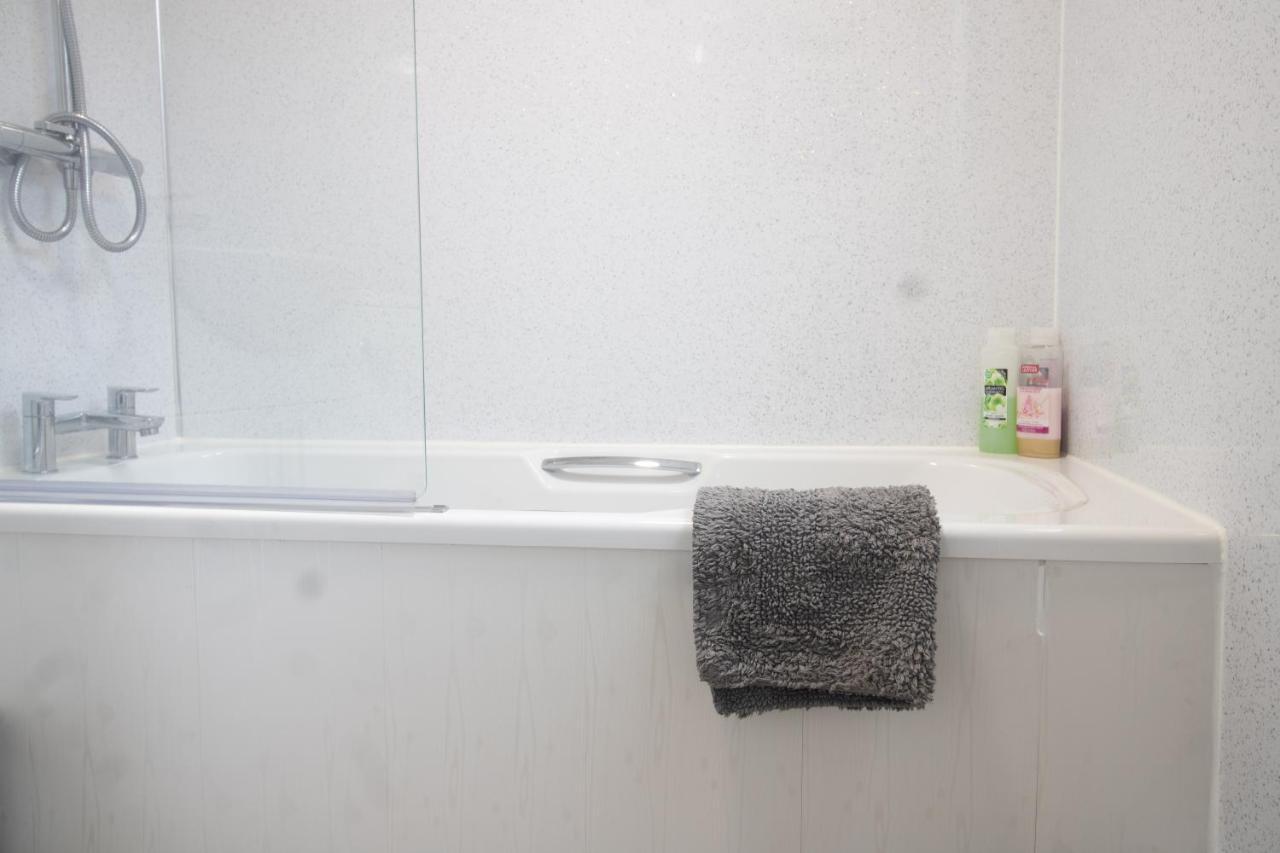 Апартаменты Adrian House, Near Hospital, Easy Parking + Garden Карлайл Экстерьер фото