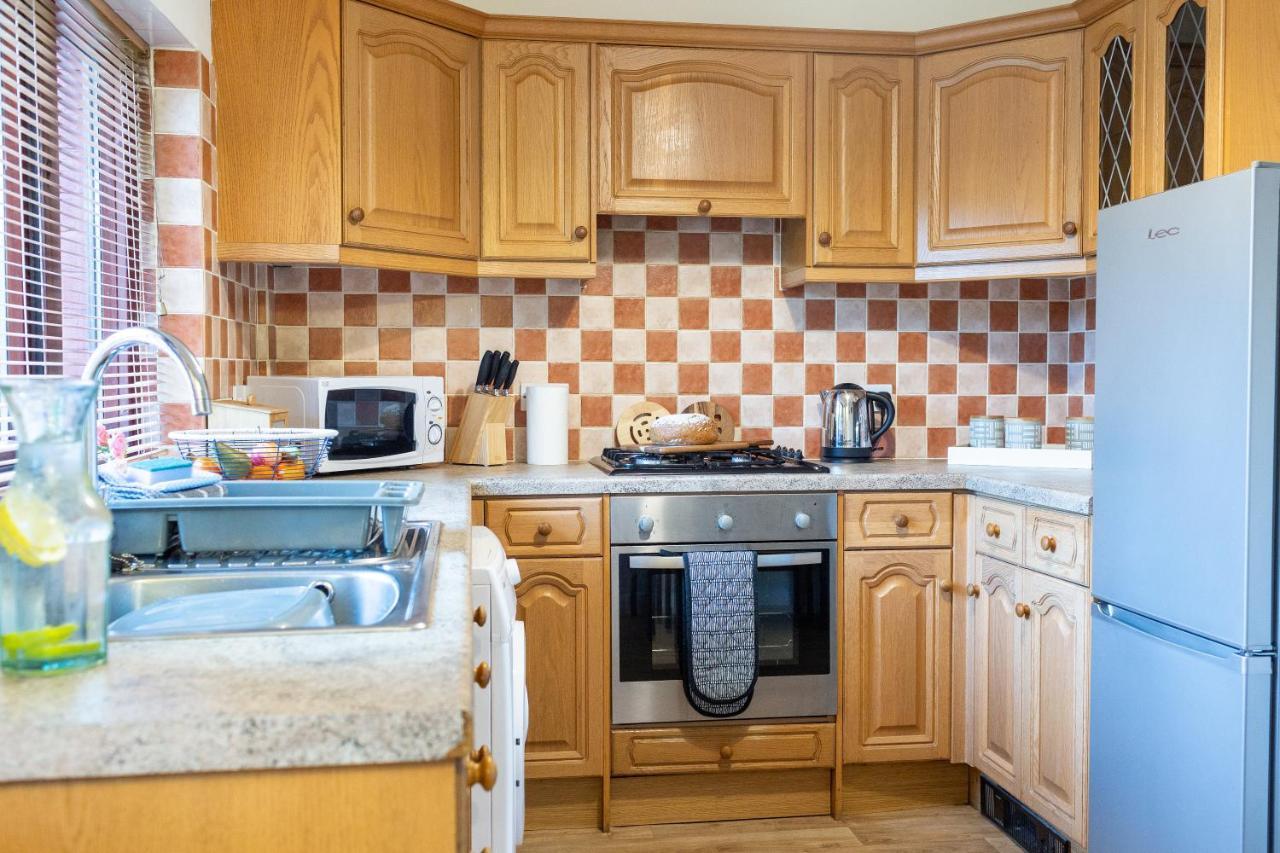 Апартаменты Adrian House, Near Hospital, Easy Parking + Garden Карлайл Экстерьер фото